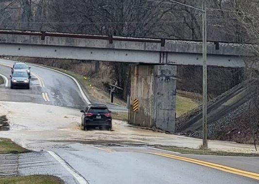 Weaver Pike water line break under repair